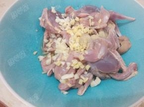 放入姜蒜末胡椒粉盐腌制十分钟