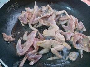 锅热油，放入鹌鹑