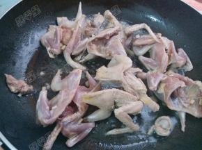 锅热油，放入鹌鹑