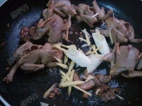 放入姜丝葱段炒香