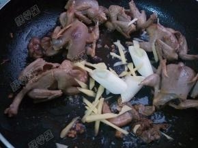 放入姜丝葱段炒香