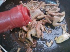 放入生抽 老抽翻炒上色