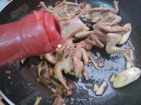 放入生抽 老抽翻炒上色