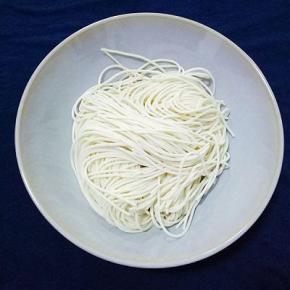 准备好新鲜的碱水面。