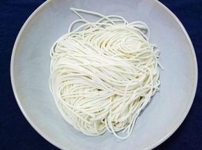 准备好新鲜的碱水面。