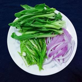 青菜清洗干净，洋葱切丝，青椒切丝。