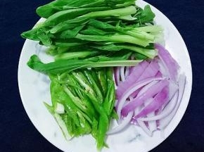 青菜清洗干净，洋葱切丝，青椒切丝。