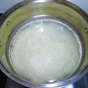 锅中倒入适量水煮沸，加入新鲜的面条煮至六层熟