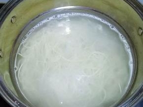 锅中倒入适量水煮沸，加入新鲜的面条煮至六层熟