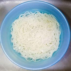 煮好的面条捞出过冷水备用
