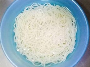 煮好的面条捞出过冷水备用