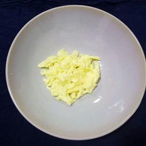 鸡蛋打散加两勺温水搅拌均匀，热火热油倒入鸡蛋液，用筷子打圈搅拌，凝固盛出备用