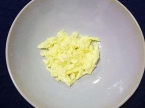 鸡蛋打散加两勺温水搅拌均匀，热火热油倒入鸡蛋液，用筷子打圈搅拌，凝固盛出备用