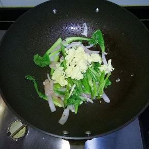 然后加入鸡蛋、青椒翻炒片刻