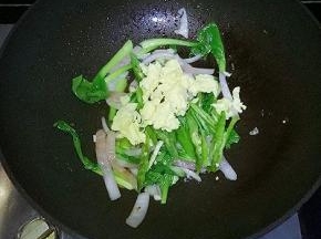 然后加入鸡蛋、青椒翻炒片刻