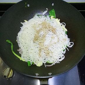 放入面条，加入适量酱油、胡椒粉翻炒。