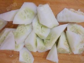 老黄瓜去皮切滚刀块