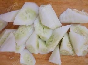 老黄瓜去皮切滚刀块