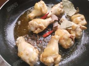 放入花椒香叶干红辣椒桂皮炒香