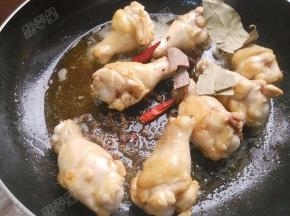 放入花椒香叶干红辣椒桂皮炒香