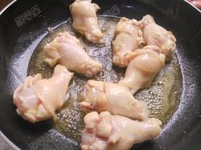 锅热油，放入鸡翅根