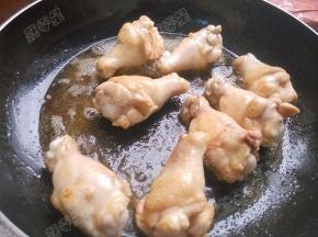 将鸡翅根煎至颜色焦黄水分变干