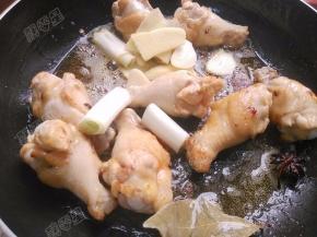 放入姜片葱段煸出味道