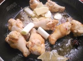 放入姜片葱段煸出味道