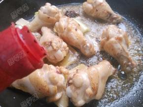 加入酱油炒香上色