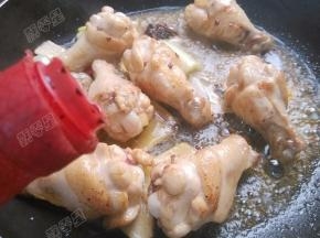 加入酱油炒香上色