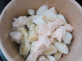 放入老黄瓜和炖豆腐