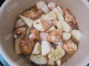 加入水，煮二十分钟