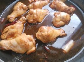 加入水煮沸，撇去浮沫