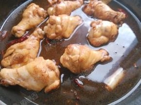 加入水煮沸，撇去浮沫