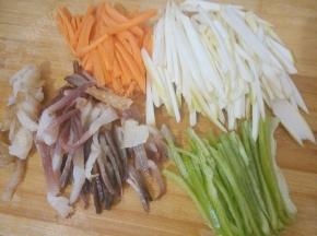 茭白 胡萝卜 青椒 腊肉分别切丝
