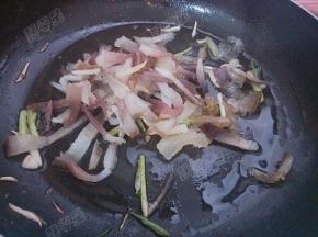 放入腊肉