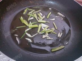 锅热油，爆香葱蒜