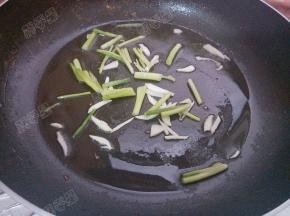 锅热油，爆香葱蒜
