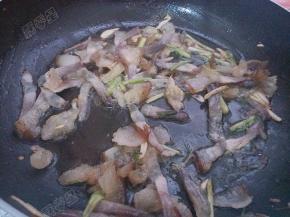 将腊肉煸炒出油变色