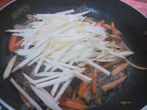 放入茭白丝煸炒至软