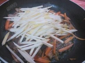 放入茭白丝煸炒至软