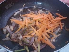 放入胡萝卜丝煸炒