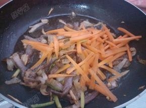 放入胡萝卜丝煸炒