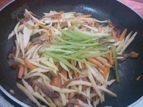 放入青椒丝炒断生