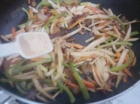 最后加入鸡精炒匀即可出锅