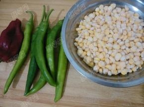 准备玉米粒，青红椒