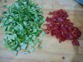 将青红椒分别切末
