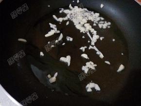 锅热油，爆香蒜末
