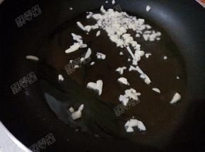 锅热油，爆香蒜末