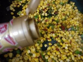 加入生抽翻炒均匀